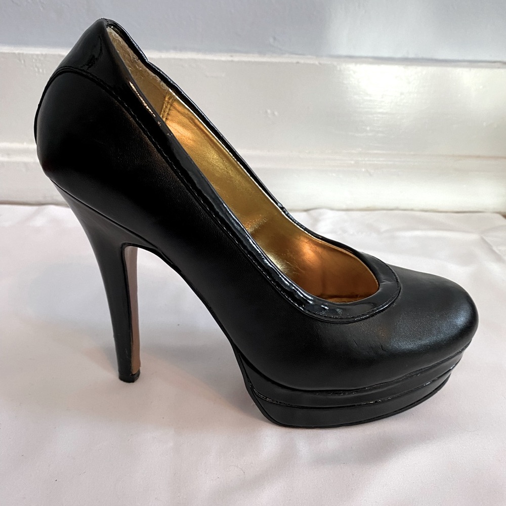 Black pumps